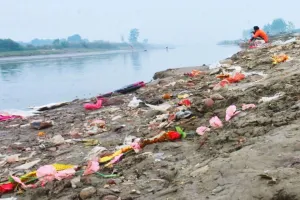 Moradabad: कार्तिक पूर्णिमा पर स्नान से ठीक पहले घाटों पर गंदगी पसरी