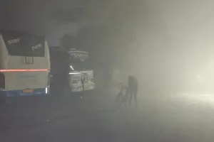 Bareilly: कोहरे की दस्तक से बढ़ा हादसे का डर, सड़क पर खड़े वाहन बनें मुसीबत