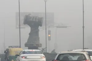 Bareilly: सीजन का पहला घना कोहरा...सड़क पर दृश्यता पहुंची शून्य