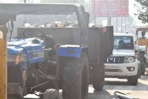 कूड़े का ढेर बन जाएगा शहर: निगम गेट पर खड़े किए वाहन, अनिश्चितकालीन हड़ताल का ऐलान