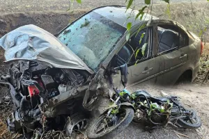 दर्दनाक हादसा : कार से कुचलकर बाइक सवार तीन दोस्तों की मौत...गाड़ी छोड़कर ड्राइवर भागा 