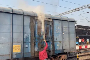 Bareilly : जंक्शन पर मालगाड़ी में धुआं निकलने से अफरा-तफरी...बर्निंग ट्रेन बनने से बची