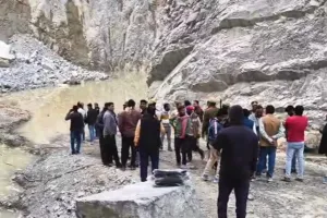 सोनभद्र में धंसी खदान... एक मजदूर का शव बरामद, राहत-बचाव कार्य जारी 