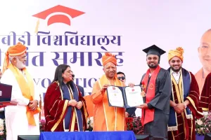 मुख्यमंत्री ने मेधावियों को दिए मेडल और डिग्री... बीबीडी यूनिवर्सिटी में खिले मेधावियों के चेहरे
