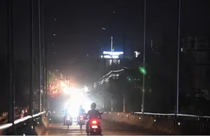 ध्वजारोहण की तैयारियों के बीच अंधेरे में डूबा हाईवे...  शहर छोड़ गांव क्षेत्र में नहीं जल पाईं स्ट्रीट लाइटें