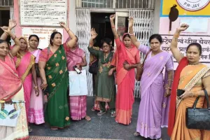 डॉक्टर पर आशा बहू से अभद्र व्यवहार करने का आरोप... महिला अस्पताल से चीखते हुए निकली बाहर, रो-रोकर किया प्रदर्शन