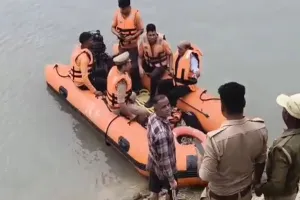 Bahraich boat accident: लखीमपुर के घाघरा नदी के पास मिला बच्ची का शव, 22 लोगों में 13 की बचाई गई जान... चार अभी भी लापता 