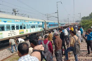 Barabanki News: इंटरसिटी एक्सप्रेस में धुआं उठने से मचा हड़कंप, बुढ़वल स्टेशन के पास रोकी गई ट्रेन