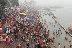 Ayodhya News: 20 लाख श्रद्धालुओं ने सरयू में लगाई आस्था की डुबकी, कार्तिक पूर्णिमा पर दिन भर चलता रहा स्नान के बाद दान पुण्य का सिलसिला