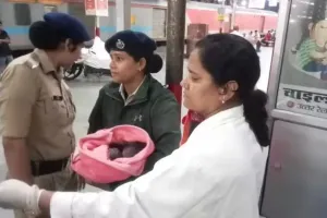 चारबाग रेलवे स्टेशन पर गुंजी किलकारी... महिला ने दिया जुड़वां बच्चों को जन्म