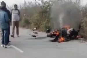 Amethi News: कार और बाइक में जोरदार टक्कर... लगी भीषण आग, घायल चालक अस्पताल में भर्ती