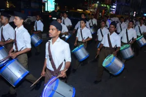 UP News: प्रकाश पर्व पर आरएसएस ने वाद्य यंत्रों के साथ निकाला कौमुदी संचलन 