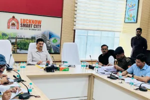 UP News: चौराहे से 100 मीटर दूर सवारी उतारे और बैठाएं, मंडलायुक्त ने सड़क सुरक्षा समिति एवं यातायात की बैठक में दिए निर्देश