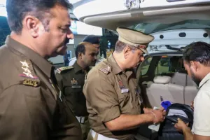 UP Alert: धार्मिक स्थलों और सीमातर्वी इलाकों की बढ़ाई गई सुरक्षा, पूरे प्रदेश में सड़कों पर उतरी पुलिस, डीजीपी ने सभी सुरक्षा एजेंसियों को किया अलर्ट