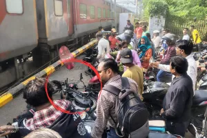 बाराबंकी में बड़ा रेल हादसा टला, तेज रफ्तार ट्रेन की चपेट में आई बाइक, युवक ने कूदकर बचाई जान