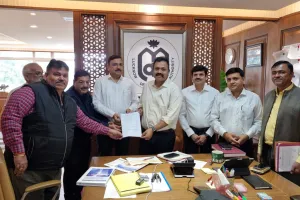 Lucknow News: RWA को हैंडओवर भरणी अपार्टमेंट... एलडीए उपाध्यक्ष ने पदाधिकारियों को सौंपा पत्र