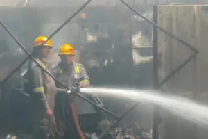 अवैध ग्लास फैक्ट्री में आग लगी, केमिकल से हुए धमाके, दो घंटे की कड़ी मशक्कत के बाद पाया आग पर काबू