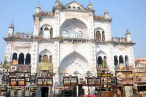 HC के आदेश और मरम्मत का बजट पास, फिर भी टूट रही उम्मीदें...  छोटे इमामबाड़े के दोनों जर्जर गेट निहार रहे फूड हब में उमड़ती बेहिसाब भीड़