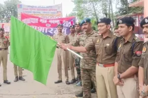 गोंडा में जागरुकता रैली निकालकर यातायात माह का किया शुभारंभ, एसपी विनीत जायसवाल ने दिखाई हरी झंडी