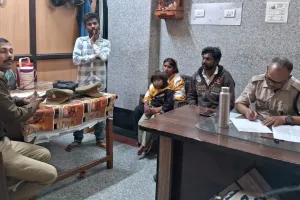 वाराणसीः RPF की टीम ने द्वारिका एक्सप्रेस से 15 बच्चों को तस्करों की चंगुल से कराया मुक्त, तीन गिरफ्तार 