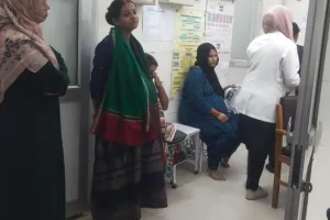 डफरिन की इमरजेंसी में तीन घंटे तक इंतजार, मरीजों को बैठने तक की व्यवस्था नहीं है 