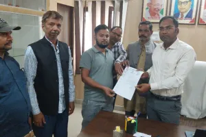 UP News:  वर्टिकल व्यवस्था के विरोध में संविदा कर्मियों का प्रदर्शन