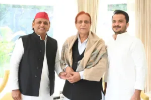 अखिलेश यादव के घर बेटे के साथ पहुंचे आजम खान, अखिलेश का दिखा शायराना अंदाज 