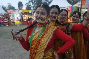 Uttarakhand Festival: छोलिया दल छाया, काफल गायन में अंबादत्त ने पहला स्थान पाया, गोमती तट पर उत्तराखंड महोत्सव की धूम