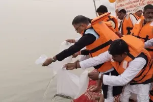 यूपी में नदियों को नई जिंदगी: गोमती में छोड़े 2 लाख मछली बीज, मत्स्य मंत्री ने शुरू किया मेगा रिवर रैंचिंग अभियान!