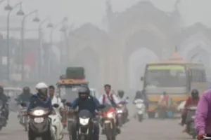 उत्तर प्रदेश में जहर वाली ठंड शुरू... लखनऊ 356, नोएडा में AQI 330 के पार, सूरज भी गायब  