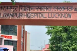 बलरामपुर अस्पताल में ऑपरेशन कर निकाली डेढ़ किलो की गांठ, लखीमपुर के मरीज को चिकित्सकों ने दिलाई दर्द से राहत