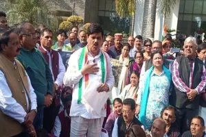 भालू-बाघ के आतंक से त्रस्त उत्तराखंड: कांग्रेस कार्यकर्ताओं का वन भवन पर धावा, पुलिस से हुई धक्का-मुक्की  