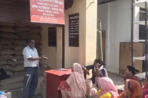 UP News: मुफ्त राशन के लिए कार्डधारक करते रहे इंतजार, उचित दर राशन दुकानों पर लगी लंबी कतार