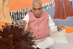 Khadi Festival-2025: महात्मा गांधी का स्वावलंबन फिर से बन रहा राष्ट्रीय शान...बोले राकेश सचान, राज्य स्तरीय उत्कृष्ट इकाइयों में मेरठ का मिला प्रथम पुरस्कार