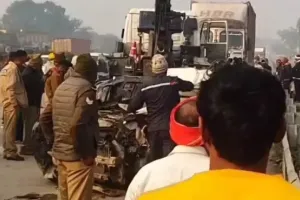 मिर्जापुर में भीषण सड़क हादसा, प्रयागराज से वाराणसी जा रही कार ट्रक में घुसी, 4 की मौत