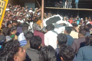 दिल्ली-देहरादून एक्सप्रेसवे पर दिल दहला देने वाला हादसा: खनिज से लदा डंपर कार पर पलटा, मासूम बेटी समेत चार की मौत