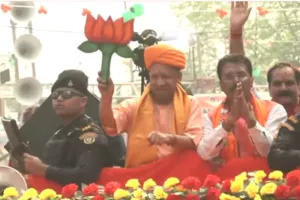 Bihar Election: दरभंगा पहुंचे CM योगी, लाखों लोगों ने फूलों से किया स्वागत