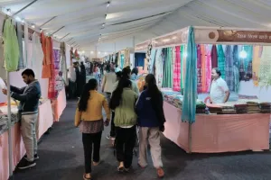 खादी महोत्सव में बही गीतों की रसधार बिक्री भी हुई सवा करोड़ के पार