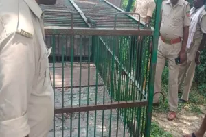 तेंदुए के लिए लगाए पिंजरे में दो घंटे तक फंसा रहा युवक, वन विभाग ने किया रेस्क्यू 
