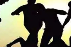 Lucknow News: मेले में कीर्तन बंद कराने को लेकर दबंगों ने मचाया हंगामा... स्टेज पर चढ़कर तोड़ी कुर्सियां, आयोजकों को पीटा