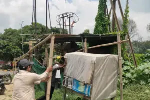 Lucknow News:  विरोध के बीच डालीगंज पुल से 25 से अधिक अवैध झुग्गियां हटाईं, 35 ठेले, 100 काउंटर और 10 फल गोदाम हटाए