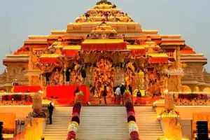 ध्वजारोहण से पहले भक्तों से गुलजार हुआ राम मंदिर... परिसर की भव्यता बढी, रोजाना पहुंच रहे एक लाख दर्शनार्थी