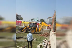 Bareilly : कैंट और सुभाष नगर में गरजा BDA का बुलडोजर...दो अवैध कॉलोनियां ध्वस्त