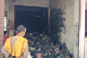 बाराबंकी में बड़ा हादसा :  किराना दुकान और गुमटी जलकर खाक...लाखों का नुकसान, हादसे की दहशत में बेहोश हुई युवती 