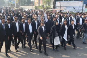 Bareilly : अधिवक्ताओं ने बनाई मानव श्रृंखला, पुलिस के खिलाफ नारेबाजी