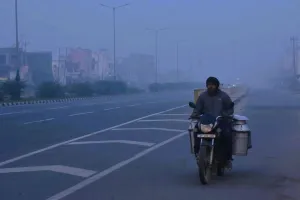 Moradabad : कोहरे की चादर ओढ़े रही कार्तिक पूर्णिमा की सुबह, रफ्तार पर ब्रेक