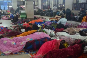 Bareilly : रैन बसेरों का इंतजाम नहीं...ठंडी फर्श पर सो रहे यात्री