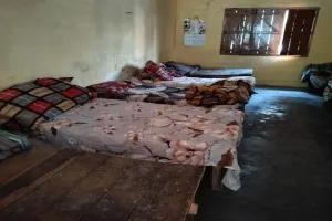 Bareilly: रैन बसेरे में गंदे रजाई-गद्दों में ठंड से खुद को बचा रहे लोग