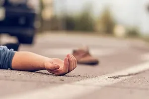 बदायूं: अनियंत्रित होकर पलटा ट्रैक्टर, युवक की दबकर मौत