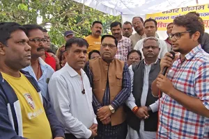 Bareilly: सफाई कर्मचारियों की हड़ताल खत्म, नगर आयुक्त के समझाने पर माने, कल से उठेगा कूड़ा